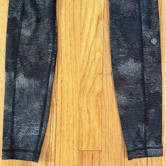 Lululemon sz 2 Speed Tight II *Full-On Luxtreme
Sequin Snake Slate Black / Black - Picture 2 of 16